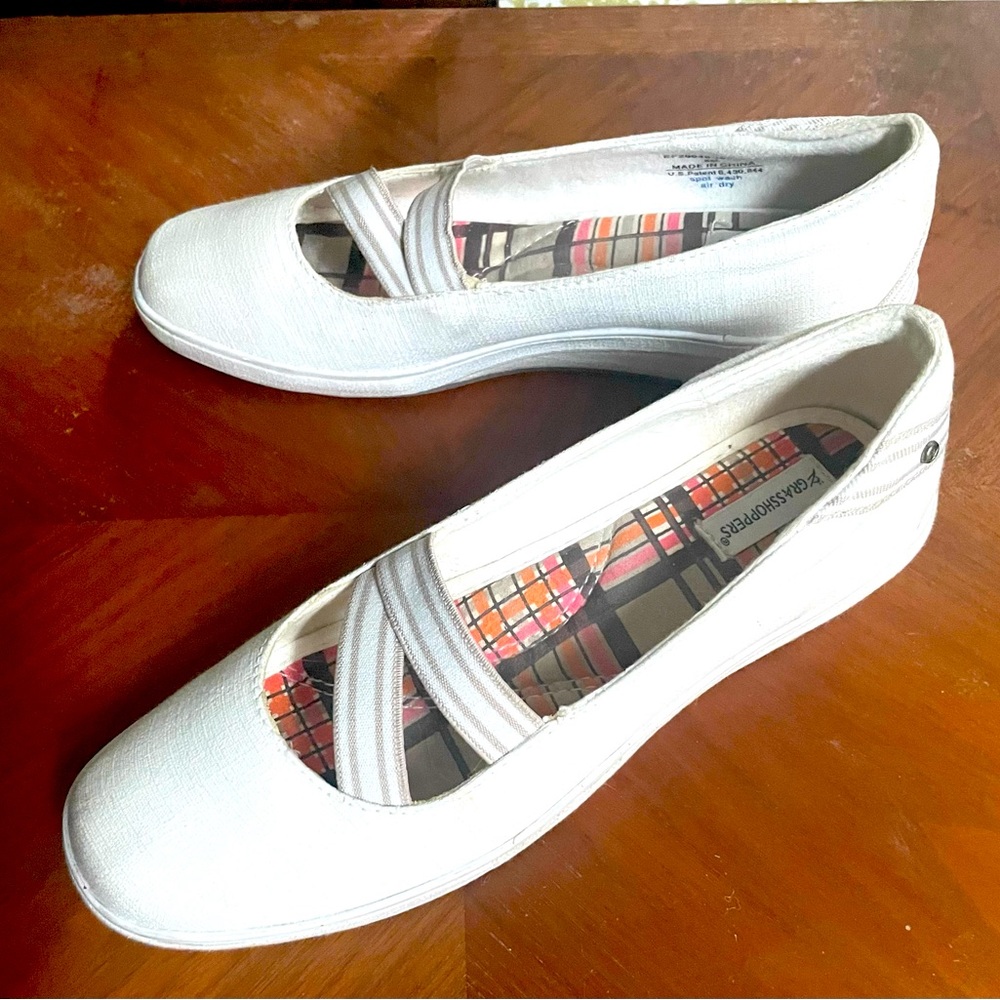 Size 8M Grasshoppers white with beige detailing stripe low wedge shoe